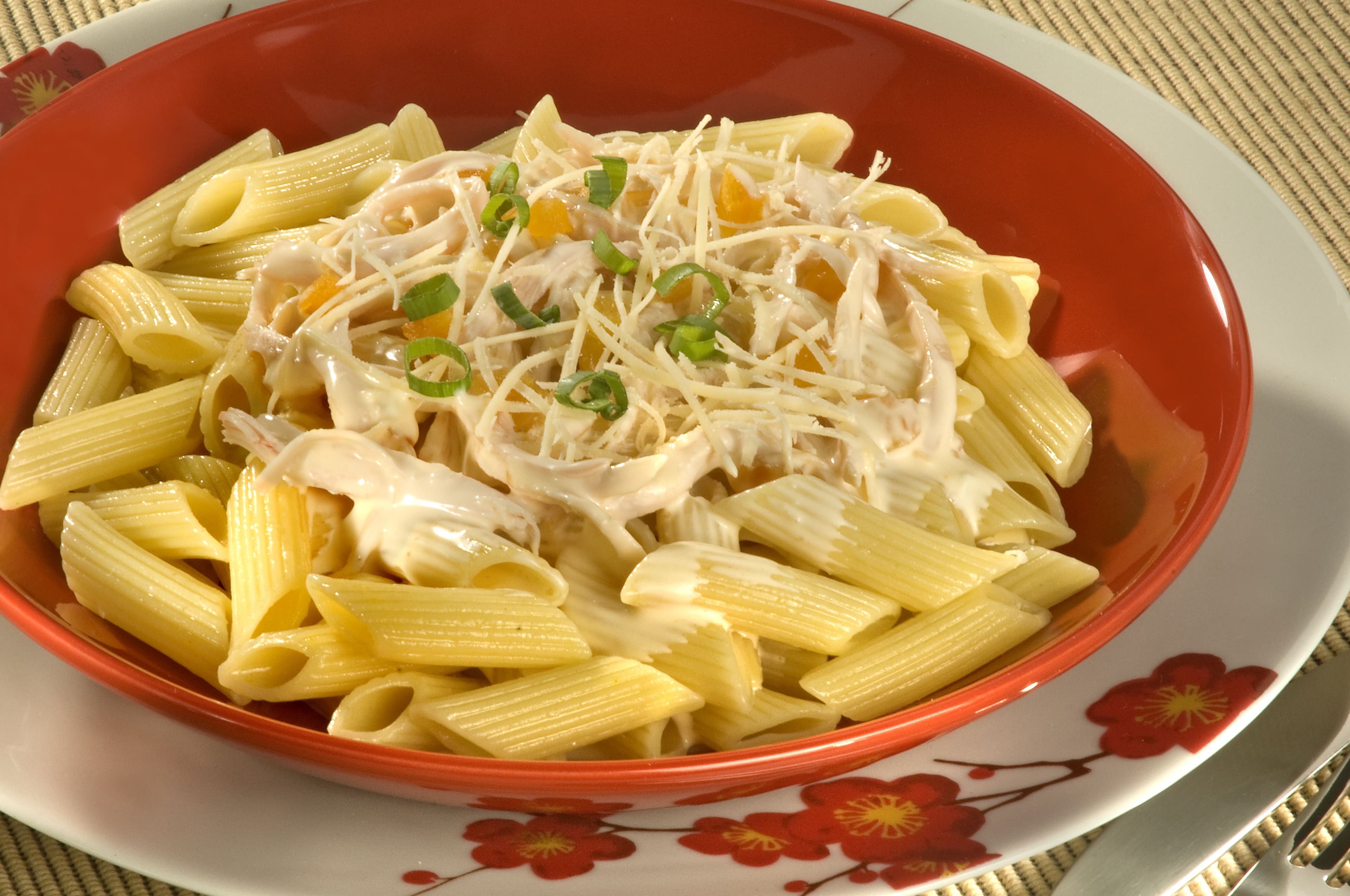 Penne ao Molho de Damasco com Frango Defumado