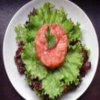 Salada verde e Tartar de Salmão com Mostarda
