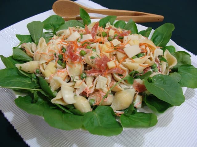 Salada de macarrão com rúcula ao vinagrete de laranja