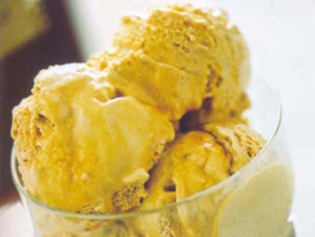 Sorvete de café mergulhado no licor de nozes