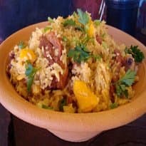 Arroz com costelinha, linguiça e pequi