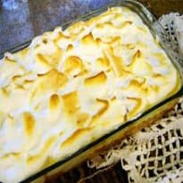 Torta de banana com creme e suspiro