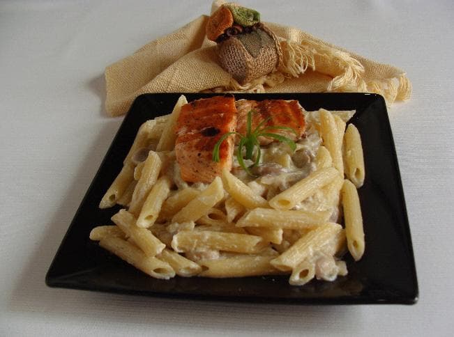 Macarrão com Salmão e Molho de Alcachofra