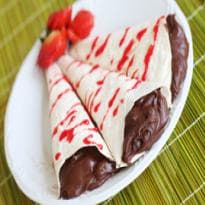 Cone de chocolate com calda de morango