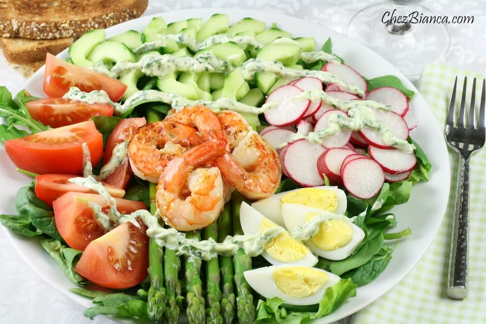Salada com camarão e molho de iogurte