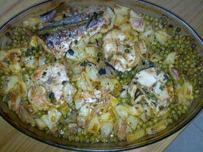 Pescada no forno com ervilhas e batatinha