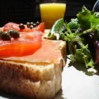 Sanduíche de salmão defumado