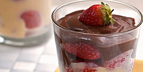 Brigadeiro branco, ganache e morango