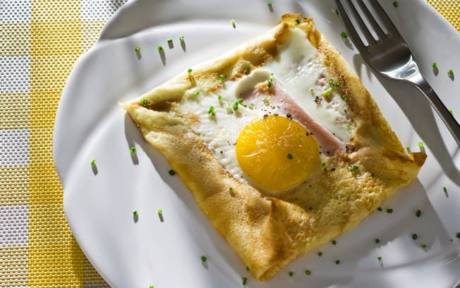 Quadradinhos de crepe com ovo e presunto