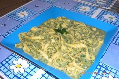 Talharim ao molho de espinafre