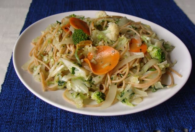 Macarrão integral com verduras