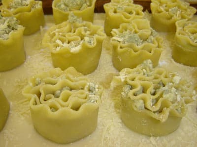 Enroladinhos de macarrão com gorgonzola