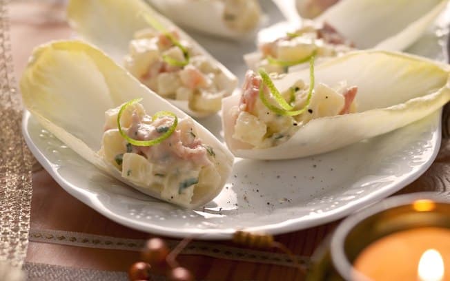 Barquinhas de endívia com salmão e batata