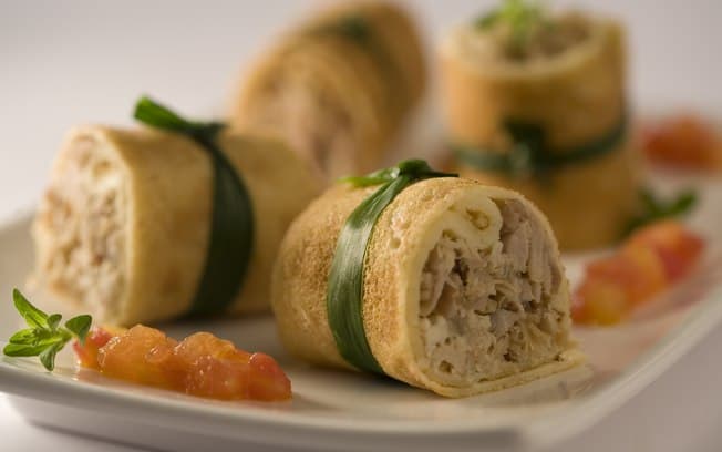 Rolinhos de crepe com sobrecoxa de frango