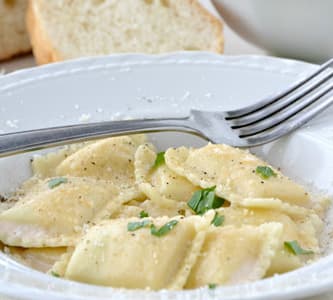 Ravióli com creme de leite e ervas frescas