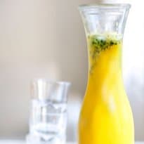 Suco de maracujá com manjericão