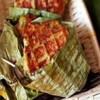 Bolinhos de peixe em folhas de bananeira