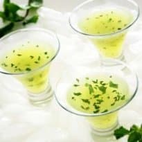 Água de coco com frutas e hortelã