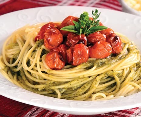 Espaguete com pesto de ervas e castanha