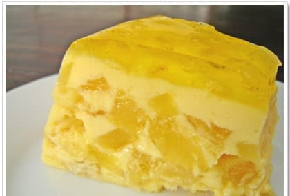 Doce com gelatina de abacaxi