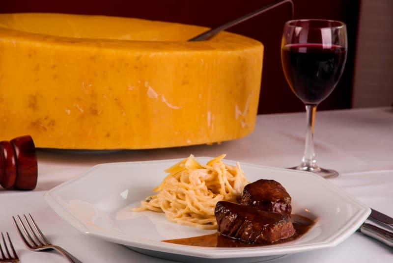 Spaghetti ao Formaggio Flambado