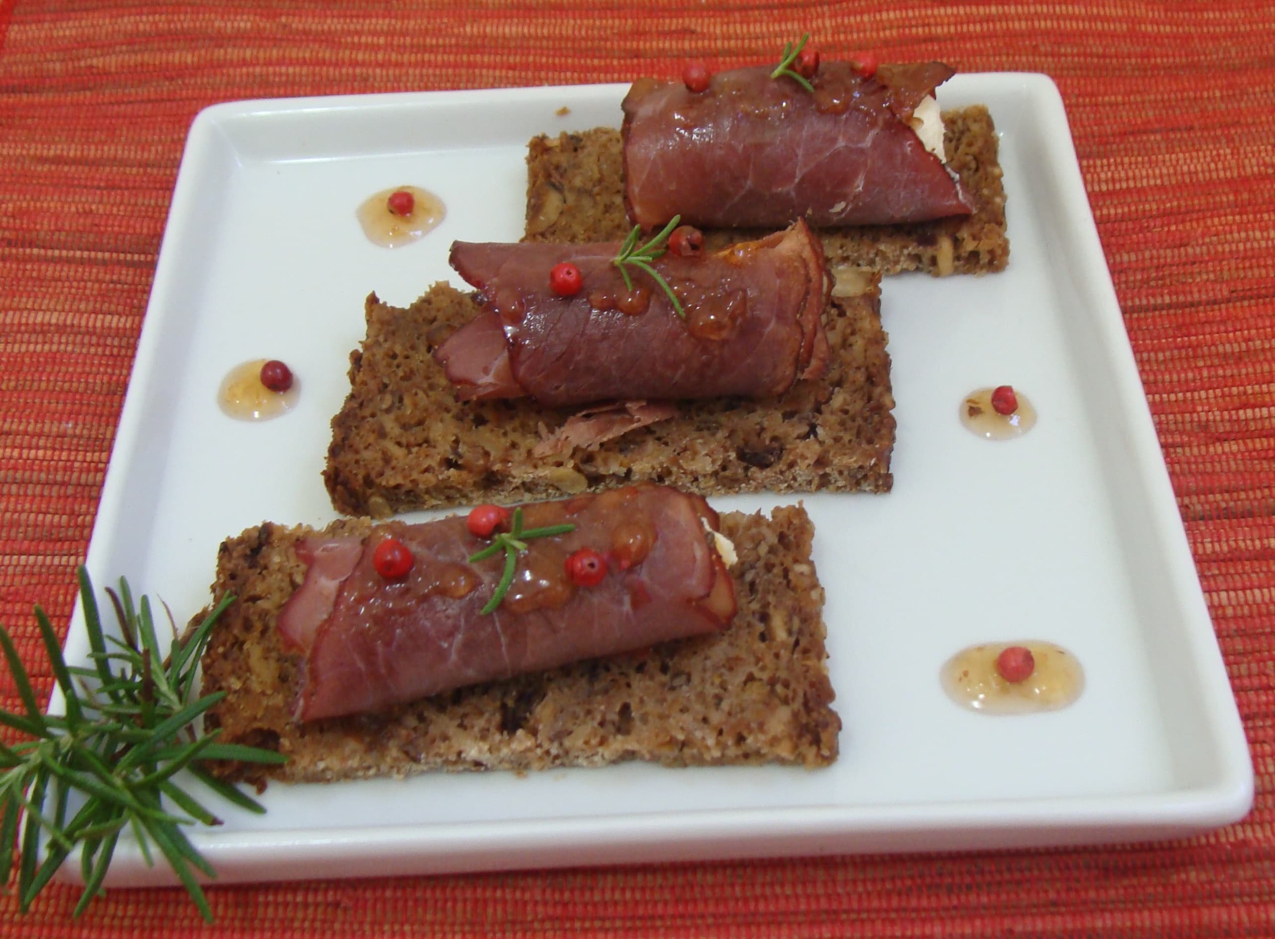Canapés de Pastrami e Cream Cheese