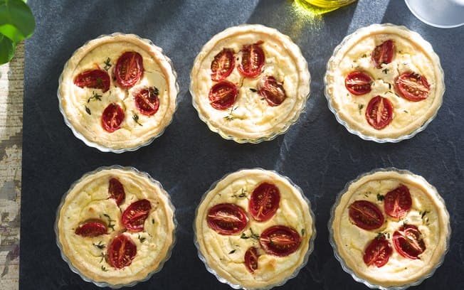 Miniquiche de tomate com queijo de cabra
