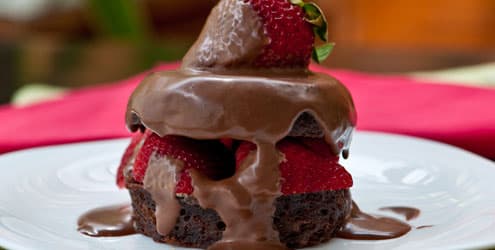 Bolo de chocolate de caneca com morango