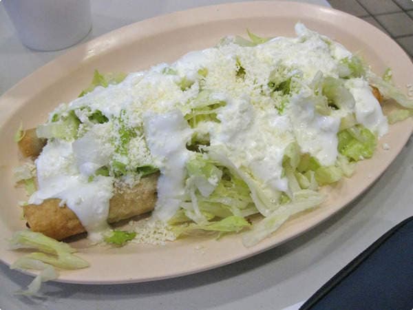 Taquitos dourados de queijo ou de frango