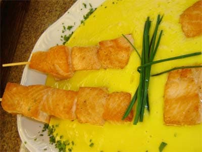 Espetinhos de Salmão com Molho de Manga