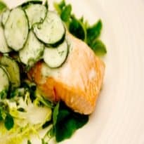 Salmão a vapor com salada de pepino