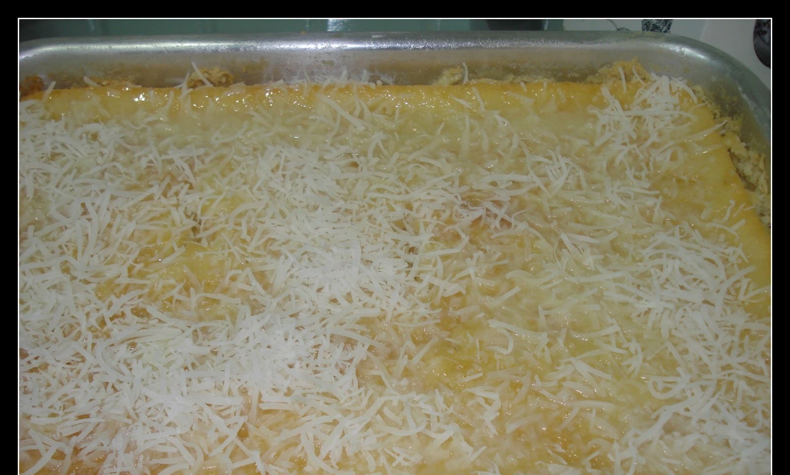 Pão doce de coco com queijo