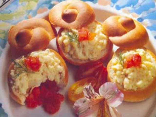 Pãezinhos Recheados com Tomates e Ovos