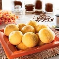 Pão de Queijo com Iogurte