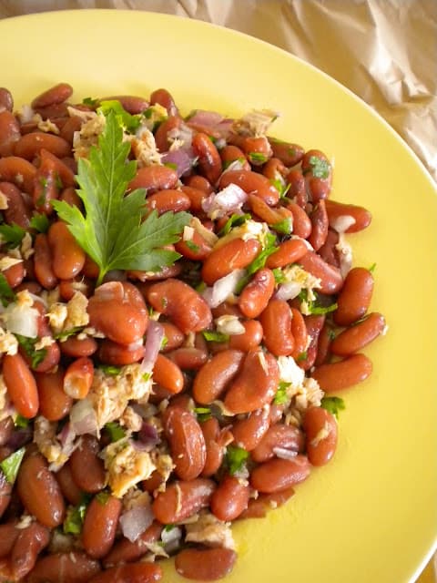 Salada de atum, feijão e salsa