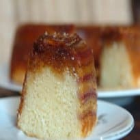 Bolo de iogurte com banana caramelada