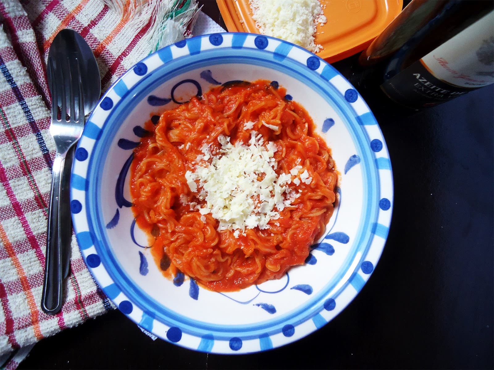 Aletria mergulhada em um molho de tomates