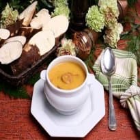 Caldo de mandioca com calabresa