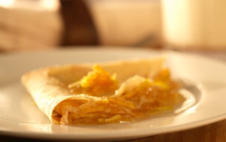 Crepe com casca de laranja em calda