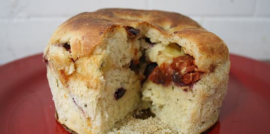 Panetone salgado de tomate seco