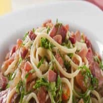 Espaguete com couve e linguiça