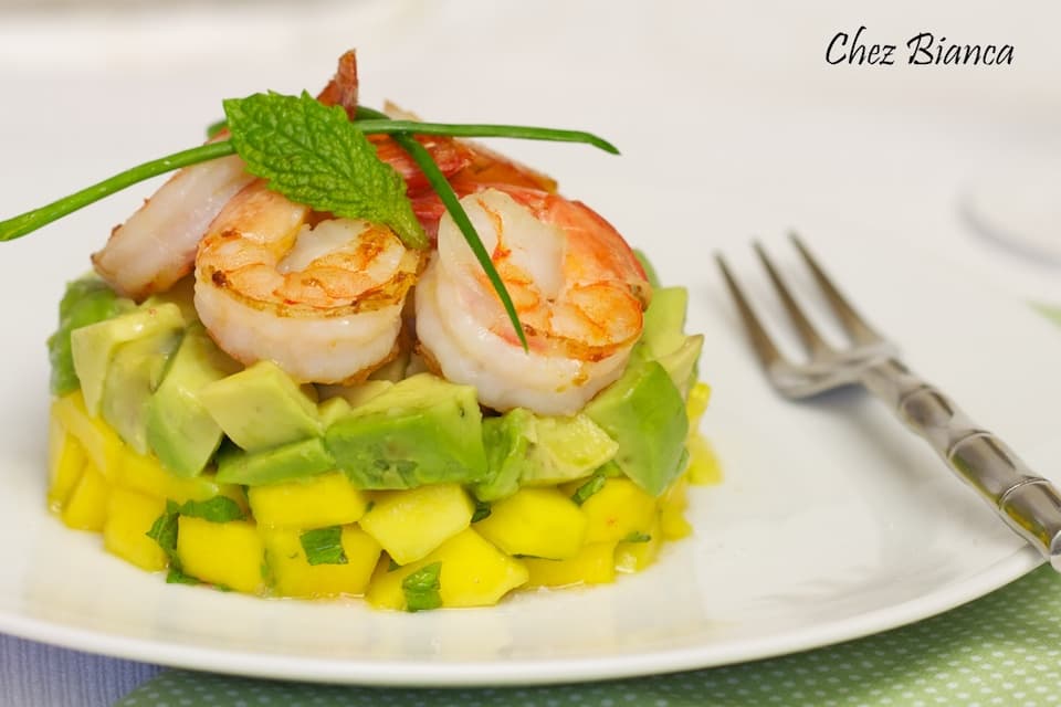 Camarão com manga e abacate