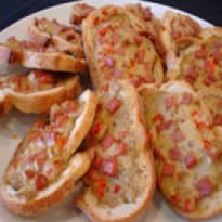 Brusquetas de berinjela e salsichão