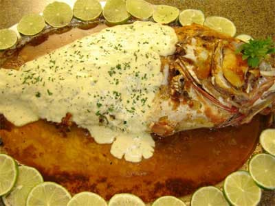 Peixe assado com molho Newburg