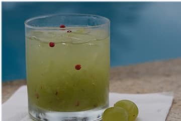 Caipirinha de uva verde com Pimenta-Rosa
