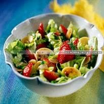 Salada primavera de morangos