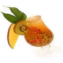 Caipirinha Tropical com Saquê e Frutas