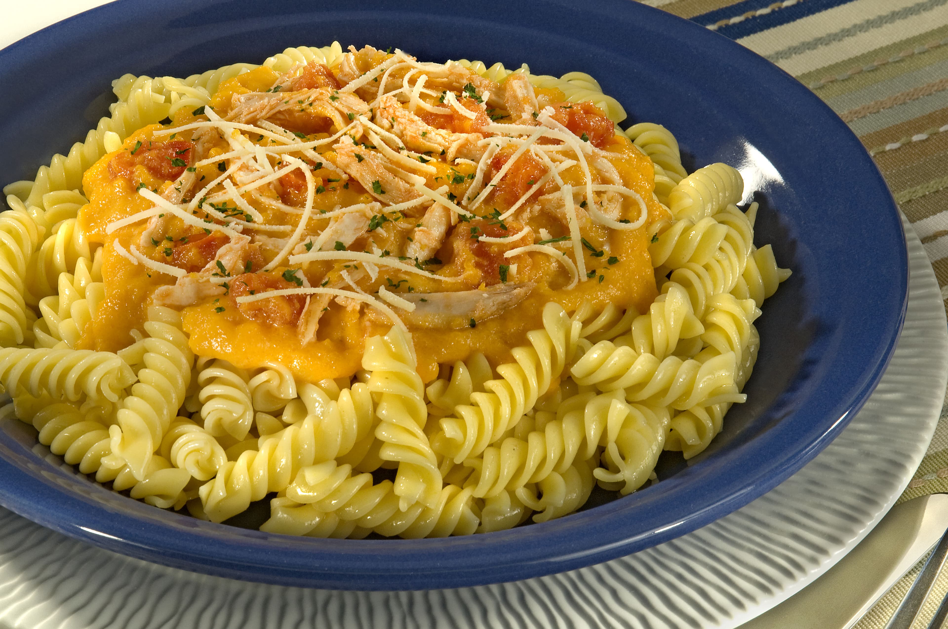 Macarrão Parafuso ao Molho de Abóbora com Frango