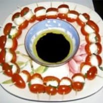 Espetinho de tomate, manjericão e mussarela