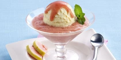 Flan de goiaba com sorvete